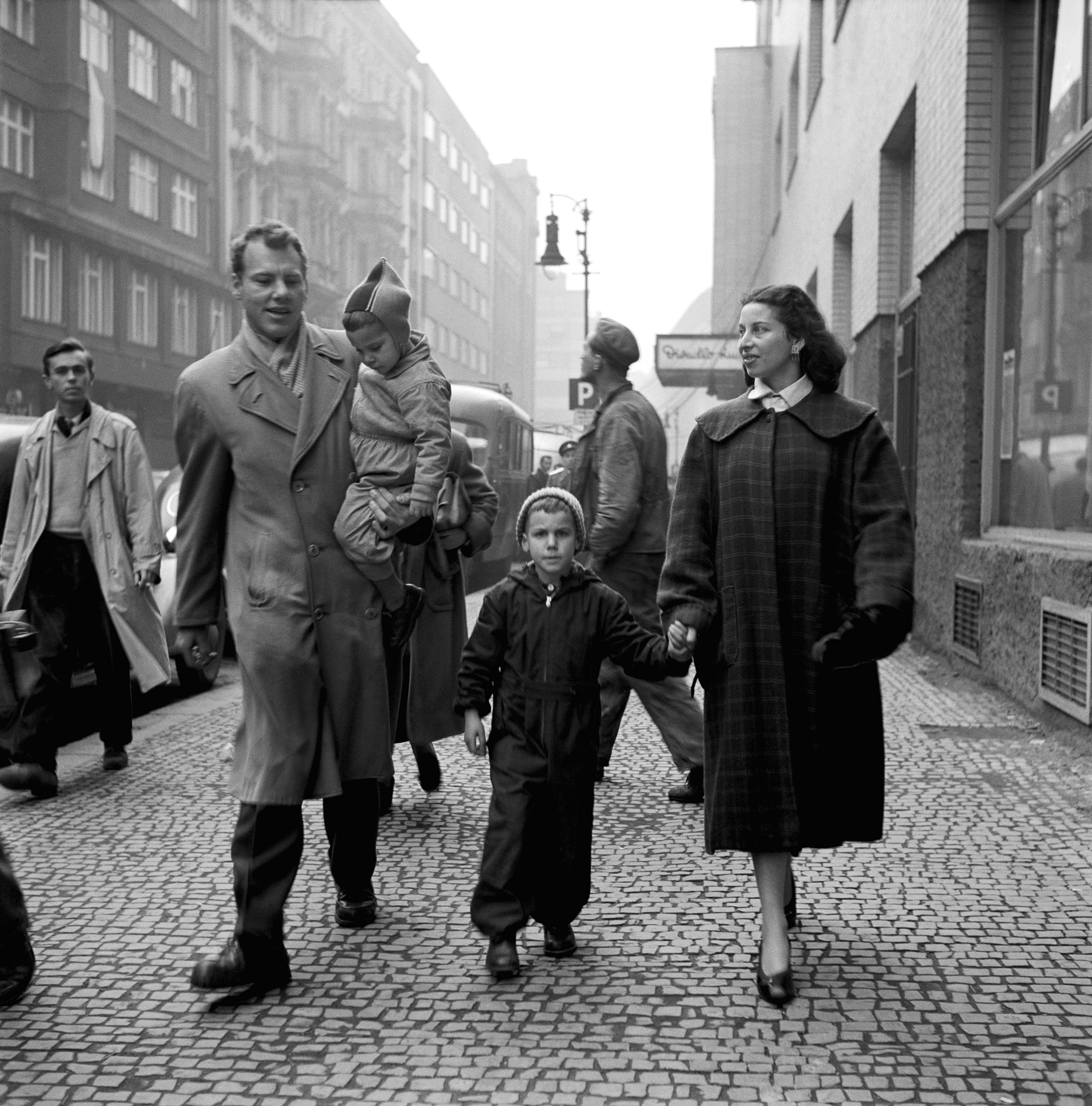 Manželé Wardovi se syny Laurencem a Normanem v Opletalově ulici v Praze 9. listopadu 1954.