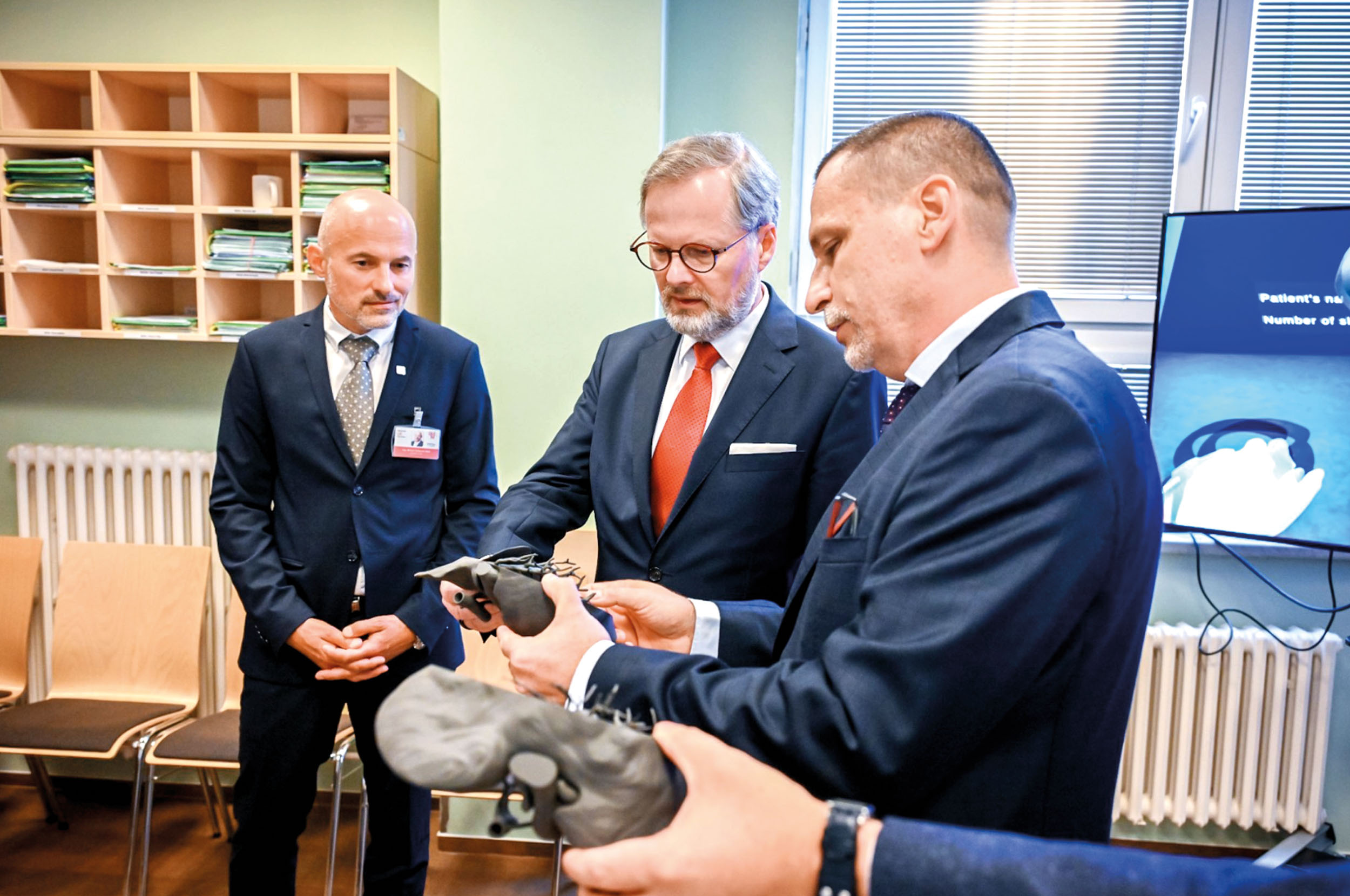 Na dalším snímku s premiérem Fialou je vlevo Michal Stiborek, tehdejší ředitel IKEM.